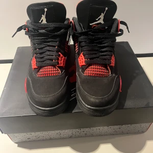 Air Jordan 4 - Ett par Air Jordan 4 red thunder. Knappast använda i nyskicka med låda. Kan diskutera priset. Skriv om du har några funderingar!