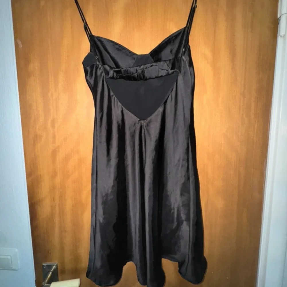 super fin klänning från Zara i storlek xs!! (lånade bilder)! Bra skick, säljer direkt för 250kr via köp nu 💞💞. Klänningar.