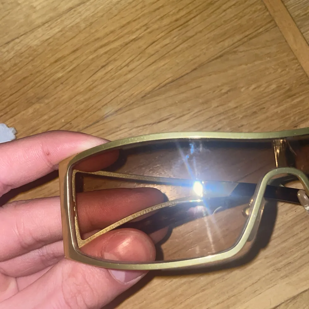 Solglasögon, har en minimal rispa på ens linsen men är knappt märkbar annars som nyskick.. Accessoarer.