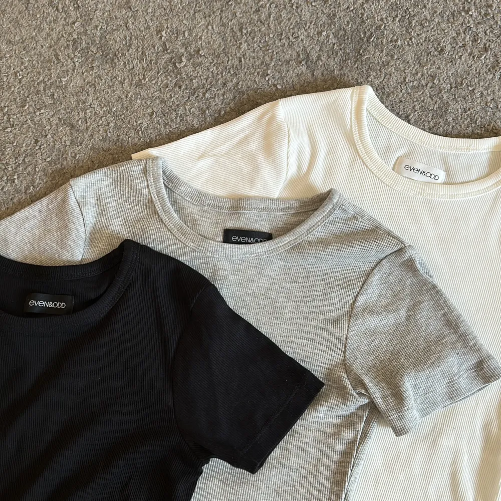 Ett 3-pack helt nya, aldrig använda, t-shirts. Köpta från Zalando och är från märket Even&Odd.  Ursprungspris: 399kr. T-shirts.