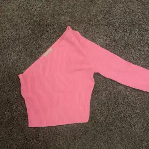 Jättesnygg enarmad rosa tröja från hm i storlek M men skulle säga att de är som en S💕 