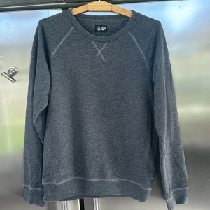 Cheap monday sweatshirt  - Fin tröja i okej skick, tyvärr nopprig. Storlek M