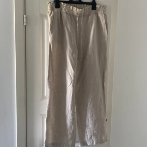 Linnebyxor - Säljer dessa linnebyxor från Cubus då dem är för stora. Fullpris 599kr. 100% linne, bra skick, stl L. 