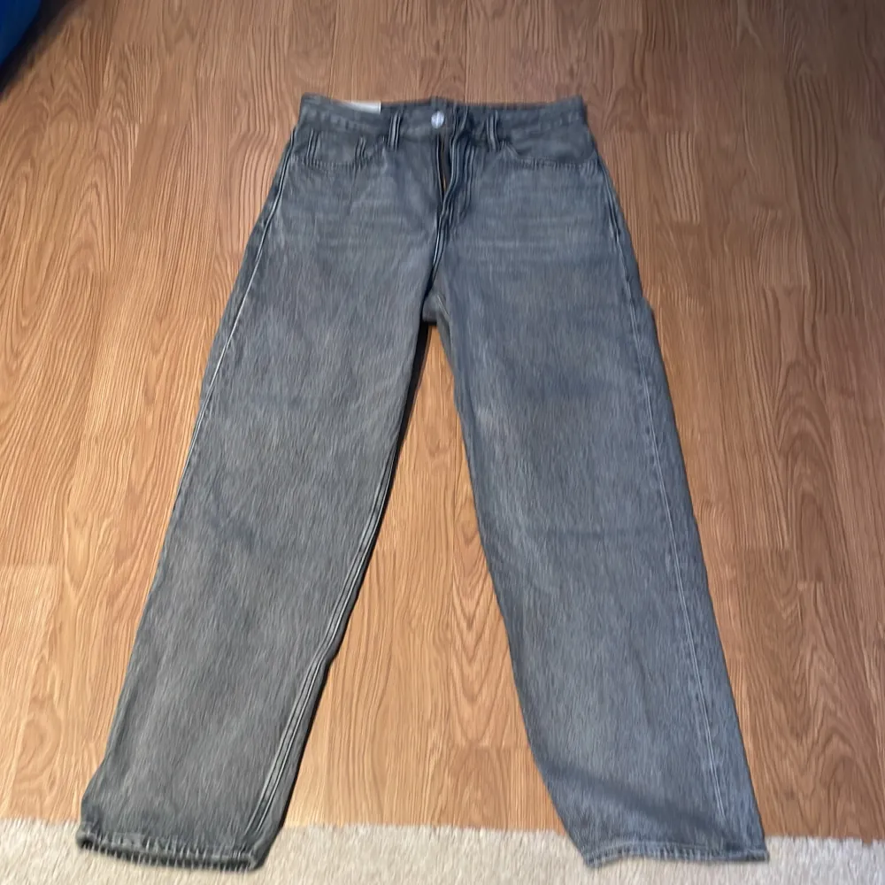 Storlek 29/32 passar både S och M, jeansen är loose använt några gånger men är i skick som att man har köpt den nydligen💕kan tänka mig att sälja för 250 kr . Jeans & Byxor.