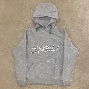 Vintage Oneill Hoodie  - En vintage Oneill Hoodie i storlek L men passar även M. Hoodien är i fint skick med inga skador men lite fläckar runt ena armen. Vid fler frågor eller mått tveka inte att kontakta oss!