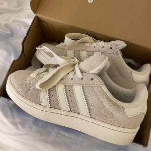 Skitsnygga helt nya adidas campus 00s i färgen light grey white🤍endast använda en gång!! Går knappt att få tag på. Buda privat eller i kommentarerna❣️lådan tillkommer