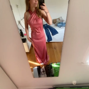 Balklänning🩷 - Säljer min gamla balklänning, från WAL G💕 superfin färg och väldigt bra skick, utan fläckar. Den är lite insydd(skriv för bilder) på sidorna och lite upsydd för att passa ca 164 med klackar😊
