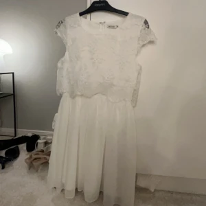 Drömmig studentklänning🩷 - Säljer denna super söta klänningen från Nelly, köpte den för några år sedan men den är endast använd vid ett tillfälle så alltså är den i nyskick. Klänningen är perfekt för studenten!🩷i stl 38, men sitter bra på mig som är en S