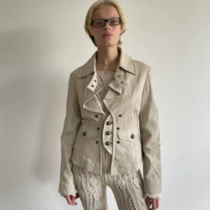 Kavaj - Beige läder kavaj med massa najs detaljer. Köpt i vintage affär i paris.   Fraktar från paris, köparen står för frakten 💕