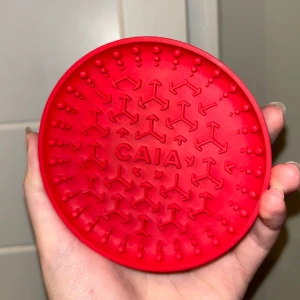 Caia Cosmetics EXPERT BRUSH CLEANER ny - Ny! Platta som man rengör sminkborstar på! Nypris 155kr men just denna färg är limited edition och finns inte att köpa längre!
