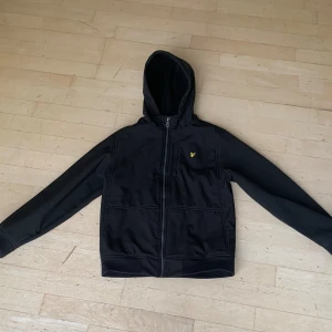 Lyla & scott jacka - Hejsan, jag säljer denna lyla & scott jackan som är vattentät och i bra skick 