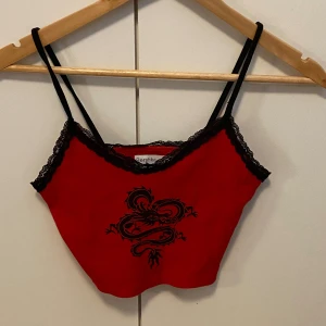 Röd topp med dragon  - Har knappt använt den är i bra kvalitet ❤️