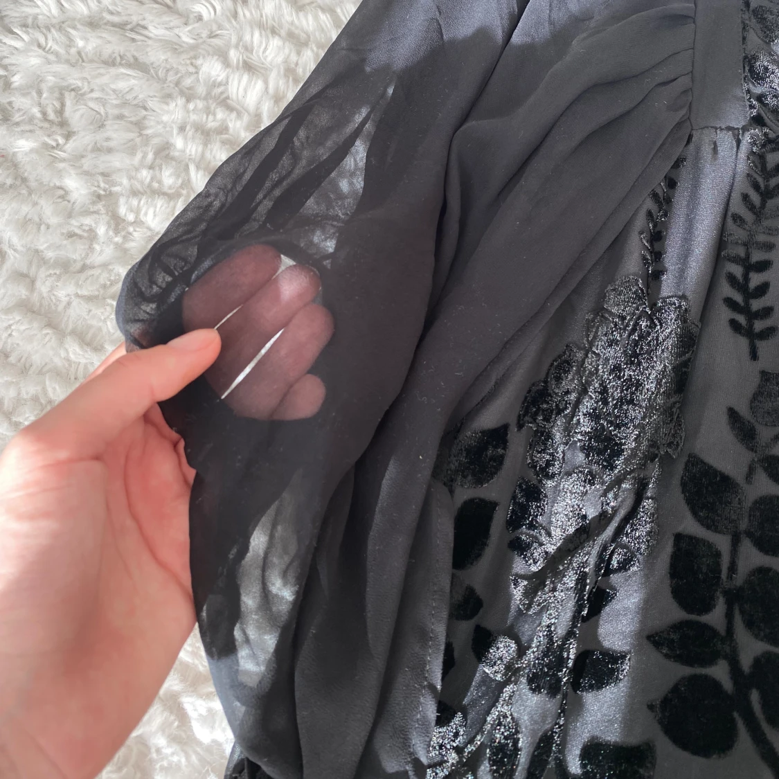 Svart blus med detaljer - 91