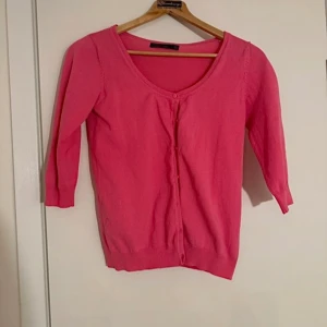 Kofta från Zara  - Superfin kofta från Zara. Inga skavanker men har använts några gånger och tvättats och krymt något i tvätten.  Storlek M i lappen men passar XS-S. Hallonrosa.   #zara #zarawoman #troja #kofta #topp #rosa #zarafemm