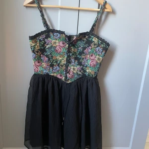 Korsett klännkng - Klänning från cider som inte kommer till användning. Prislappen kvar 