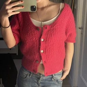 Kofta  - Kortärmad stickad kofta. Super fin nu till våren. Storlek S men skulle säga mer M
