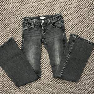 Säljer nu mina mörkgrå Gina young jeans.Det är i bra skick och är strl 146. Säljer för 150kr.