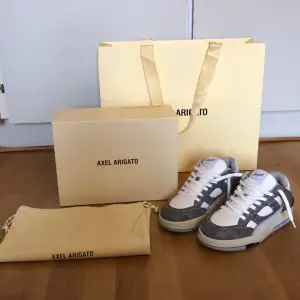 Tja! Säljer ett helt nytt par riktigt feta Axel Arigato skor, de är aldrig anväda och köpta 8 maj 2024, storlek 39 men passar 39,5, pris kan diskuteras, låda och dustbag ingår, kvitto finns tillgängligt.