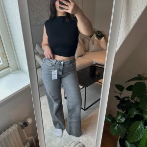 Grå Zara jeans - Säljer mina helt oanvända Zara jeans. Är 176 och dom är hel långa och högmidjade! Säljer då jag ångrade mig och inte kan skicka tillbaka längre☺️