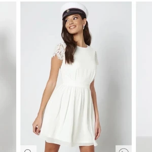 Studentklänning  - Säljer denna helt oanvända studentklänning med prislapp på, köpt för 999kr men säljer för 400, helt slutsåld i denna storlek på hemsidan 