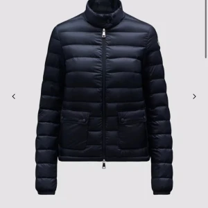 Moncler jacka - Säljer min moncler jacka i modell Lans short down jacket. Nypris är 11 200, jag säljer för 6000, priset kan diskuteras och kan tänka mig att gå ner i pris vid snabb försäljning!💗 Man få med en moncler påse att ha jackan i och extra knappar!