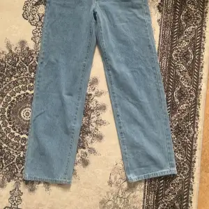 Jeans till salu! Storlek S-M. Köpta på en marknad i Stockholm för 400 kr, säljs nu för halva priset, endast 200 kr. Perfekt för en avslappnad och stilfull look. 