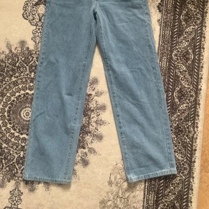 Jeans till Salu! - Jeans till salu! Storlek S-M. Köpta på en marknad i Stockholm för 400 kr, säljs nu för halva priset, endast 200 kr. Perfekt för en avslappnad och stilfull look. 