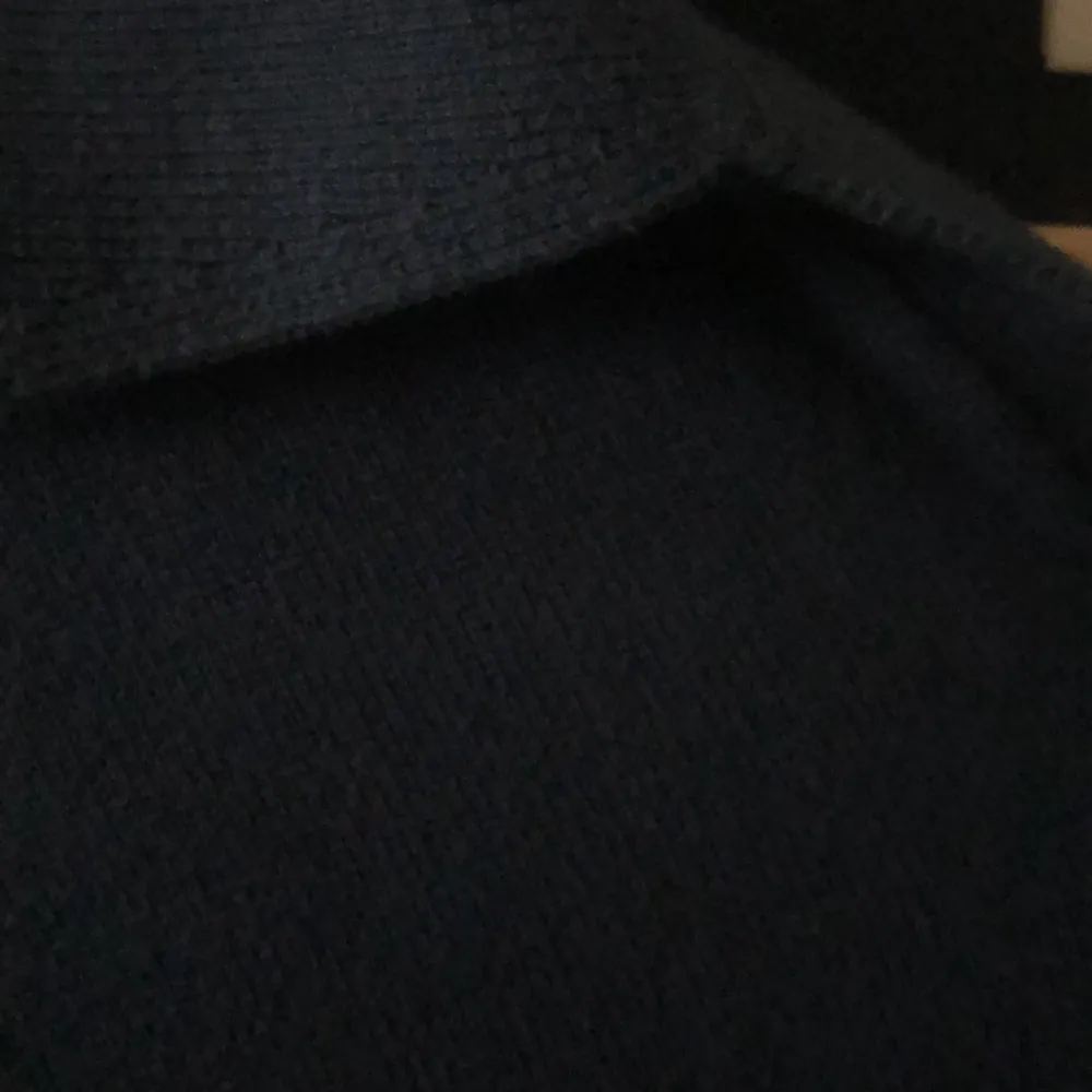 Mörkblå kappahl polo/kragtröja. Säljer då den är för liten, inga hål eller fel med tröjan. Skriv gärna vid funderingar. Stickat.