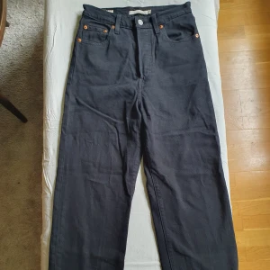 Ribcage straight Levis st 26 - Knappt använda Levi's i modell Ribcage Straight storlek 26.