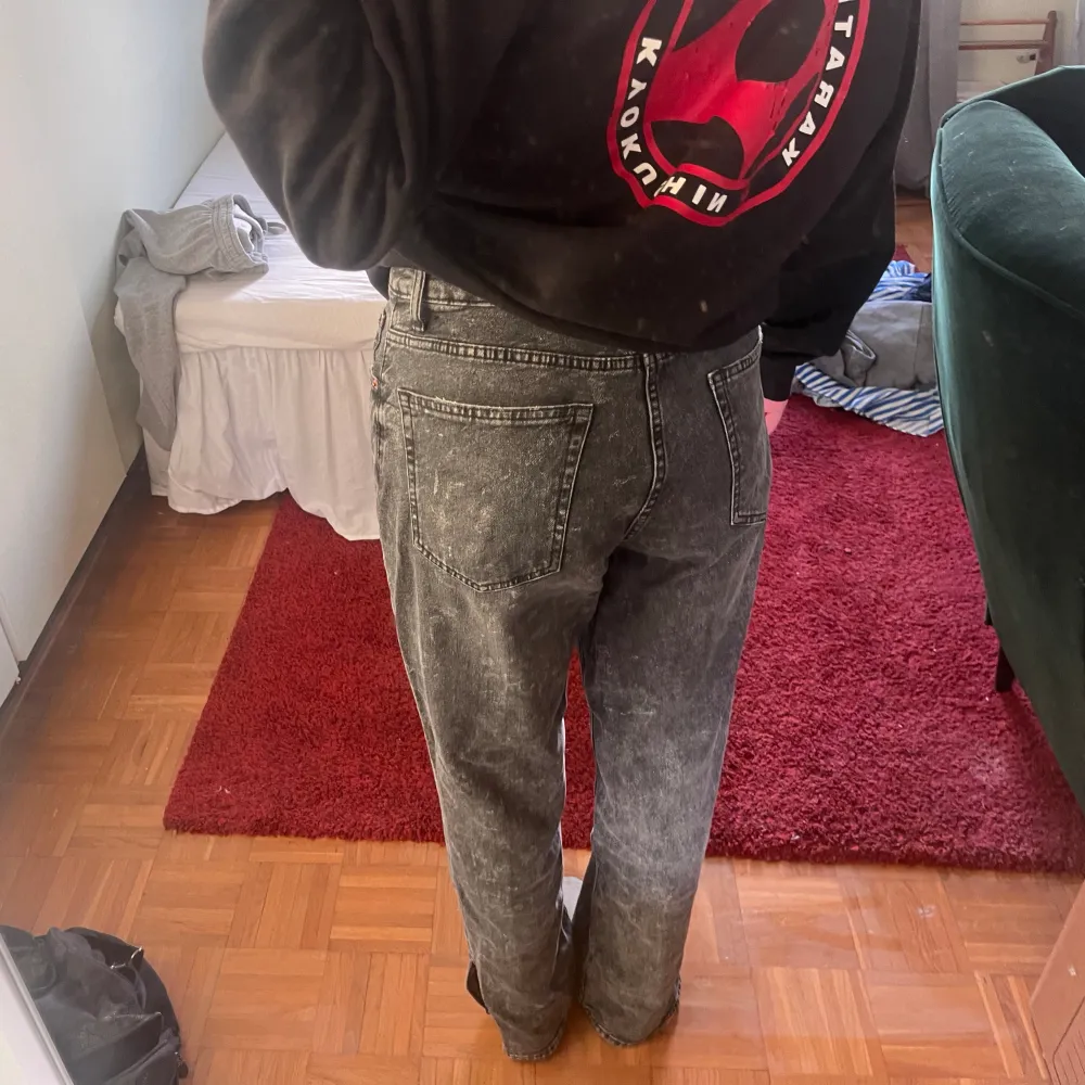 Jätte fina gråa midwaist/highwaist jeans från H&M med slits. Jag är 178 cm lång och dom är rätt så långa på mig. OBS. Bild 5 visar att dom har lite textur.. Jeans & Byxor.