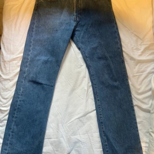 Levis 501 - Herr Levis 501 straight. växte ur dessa så säljer dem! Mycket bra byxor. Inga skador eller liknande, knappt använda, storlek 32/32. Inköpta för ca 1000kr
