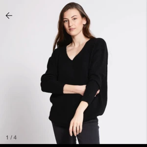 stickad tröja - fin v-ringad stickad tröja från lager 157, använd ca en gång så är i jätte fint skick!