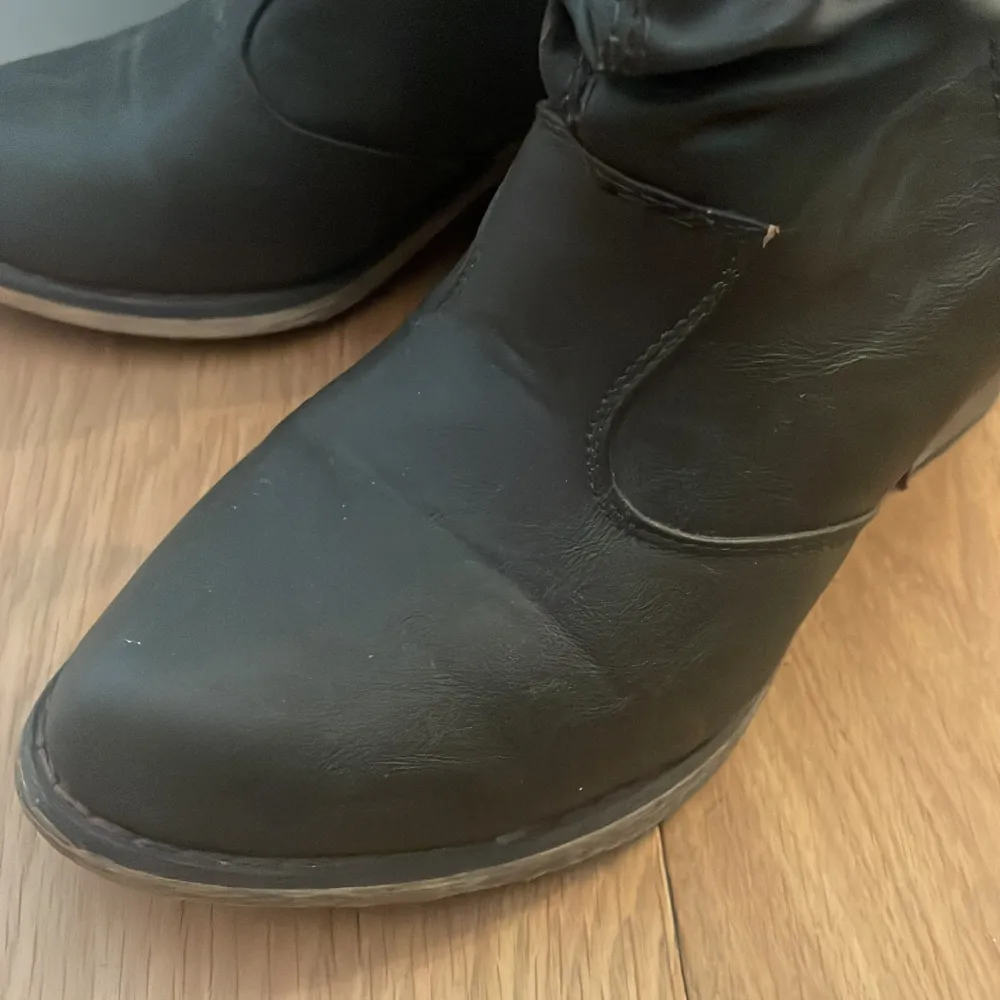 Mörkgröna boots i bra skick. Använda enstaka gånger. Normal i storlek. PU-läder. Skor.