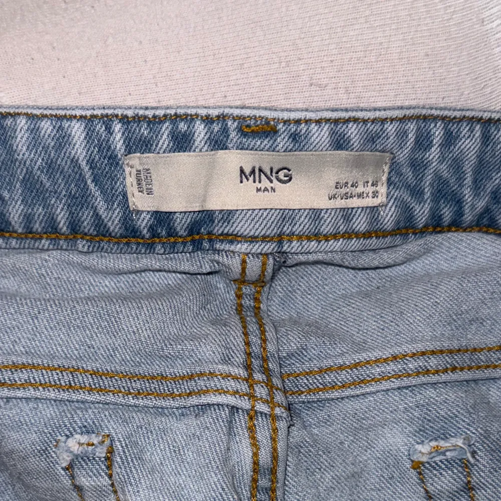 Säljer dessa snygga jeansen från Mango (MNG), användt några gånger, annars super fint skick på dem. Säljs pågrund av att jag har liknade jeans redan. . Jeans & Byxor.