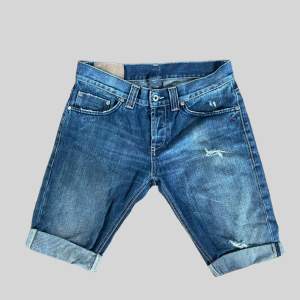 Säljer dessa korta jeansen perfekt nu till sommaren för dig som vill ha ett par goa shorts. Vid frågor och funderingar skriv gärna! 