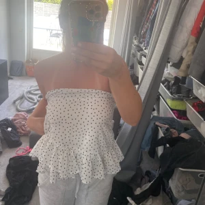Söt prickig topp!!💗 - En söt somrig volang topp med svarta prickar!! Säljer pågrund av att jag behöver pengar!!💗
