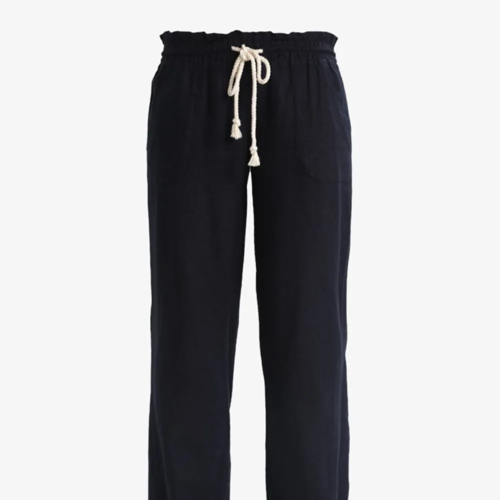 Jätte snygga Roxy byxor köpte från Zalando inga defekter använda ett få tal gånger köpta för 650 säljer pga vill köpa en annan färg💕. Jeans & Byxor.