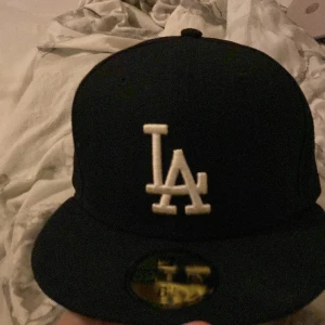 Ganska ny NEW ERA LA keps - Har haft på mig kepsen några gånger men den är fotfarande i bra skick.