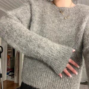 Stickad tröja  - Säljer denna stickade tröjan som tyvärr inte kommer till användning❤️ Skriv till mig innan du köper plagget!!!!