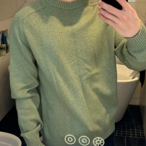 Stickad tröja HM - Säljer på grund av att jag inte använder längre. Jätte bra skick endast använd ett fåtal gånger. Inga skador eller fläckar alls. Kan bäras av både män och kvinnor