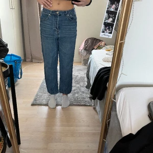 Blå lågmidjade jeans - Jeans från HM som knappt är använda. Storleken är normal