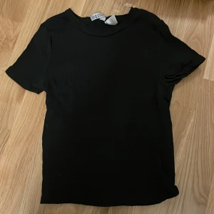 Ribbad T-shirt - Enkel ribbad t-shirt, tar bara plats i min garderob därav säljer jag den 