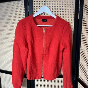 Kofta från vila  - Fint använt skick utan anmärkningar  Kort boxig modell, nästan croppad och lite kortare bak   Storlek medium men skulle säga small om man inte vill ha den väldigt tajt   Material i ullblandning   Skriv för fler bilder  