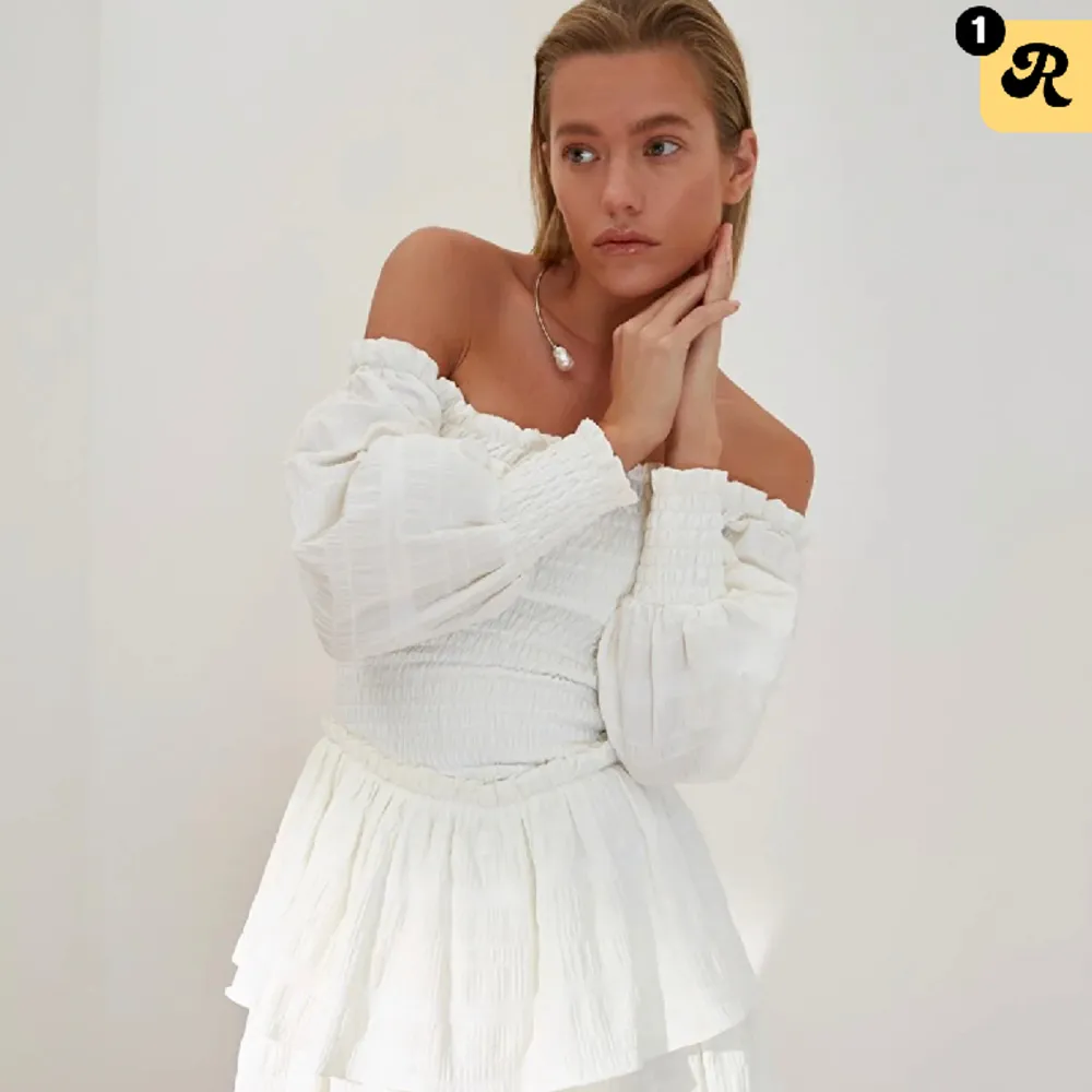 Säljer denna jättefina off shoulder klänning från Trendyol. Originalpriset är ca 650 men den är slutsåld på hemsidan. Använd bara en gång och är i nyskick. Säljer för att den inte kommer till användning🥰. Klänningar.