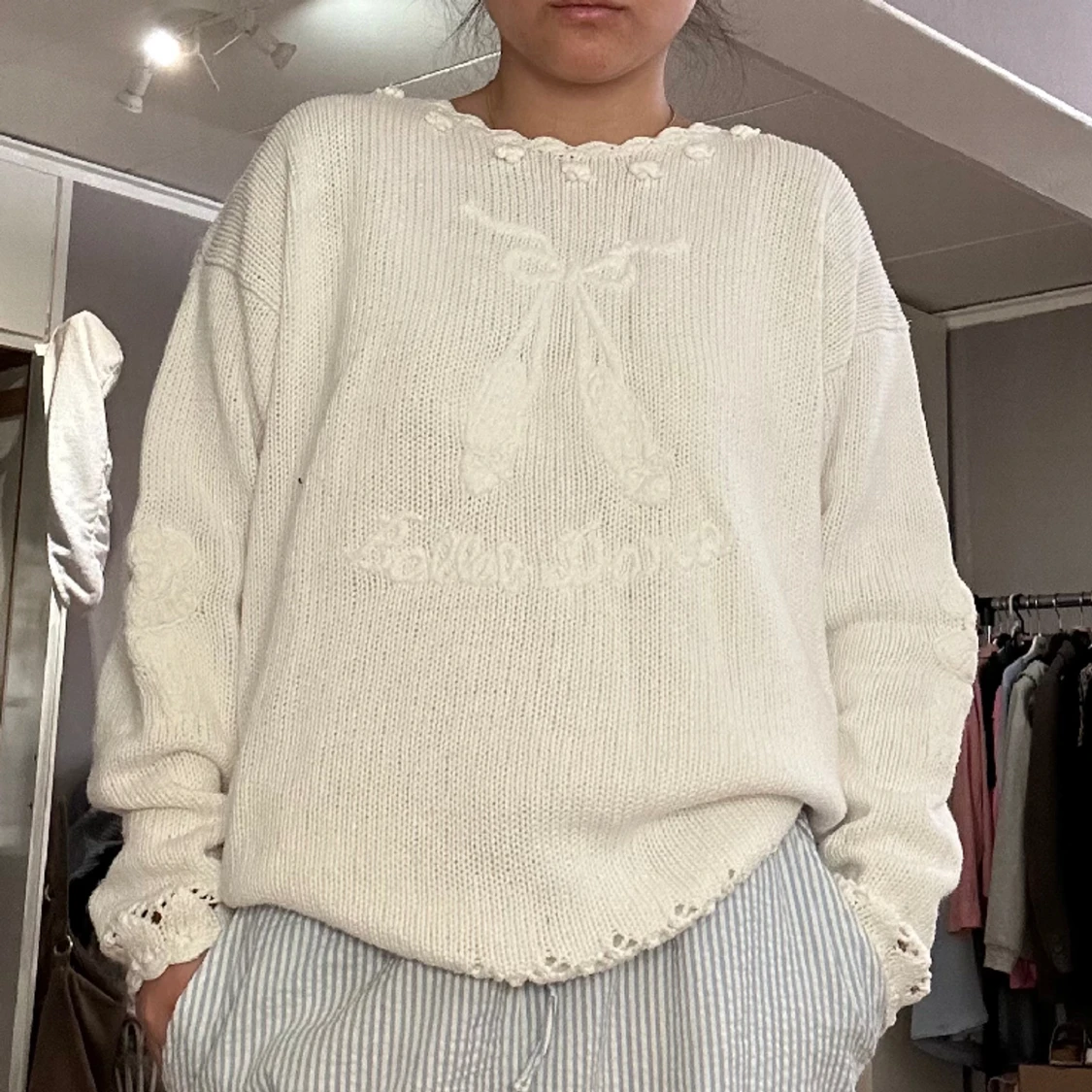 Stickad med rosetter