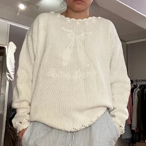 Stickad med rosetter - Vintage stickad Sweater från märket Bed and Breakfast. Stl M. Rosetter på tröjan både på framsidan och baksidan. Vid flera intressen blir det budgivning. Upplagd på Vinted också!