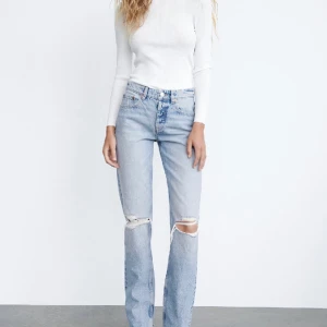 Jeans med hål - Snygga mid jeans med hål från zara i storlek 32! Funkar också på mig som är xs/34