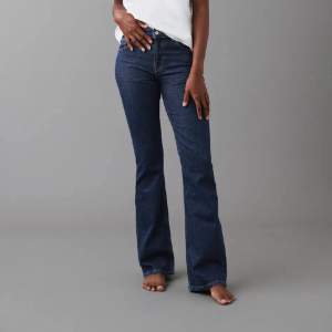 Bootcut jeans som är medelhöga i midjan, säljer då de är lite stora på mig😢