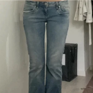 Ltb jeans - Säljer mina super snygga lågmidjade ltb jeans i modellen ”valerie”. Super bra skick! Lånad bild från tidigare köpare då jeansen inte passar mig❤️pris går att diskutera 