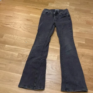 Mörkgrå bootcut lowwaist jeans - Jeans i bra skick, storlek 32. Jag är 160 cm och de är bra längd för mig. Priset kan diskuteras.